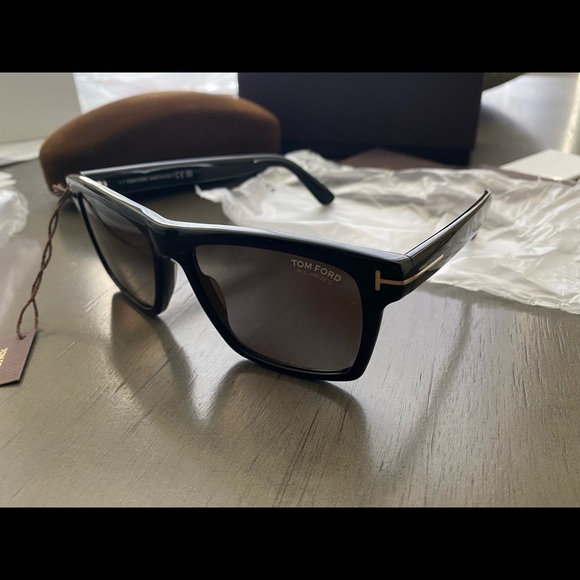 ‼️‼️BRAND NEW LUXURY BRAND TOM FORD SUNGLASSES.‼️‼️ - Picture 4 of 6